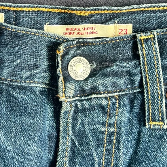 Levi’s Ribcage Shorts - Picture 5 of 6